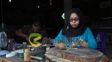 Retno pelaku usaha kerajinan wayang