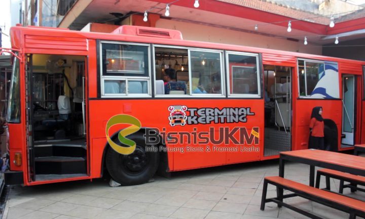 Sensasi Makan Kepiting di Dalam Bus, Bisnis Seafood Ini Diserbu Nitizen
